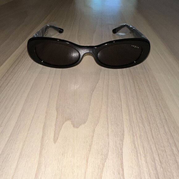 NWT Vogue Sunglasses VO5582S Black Smoke Oval Shape One Size - Picture 5 of 12